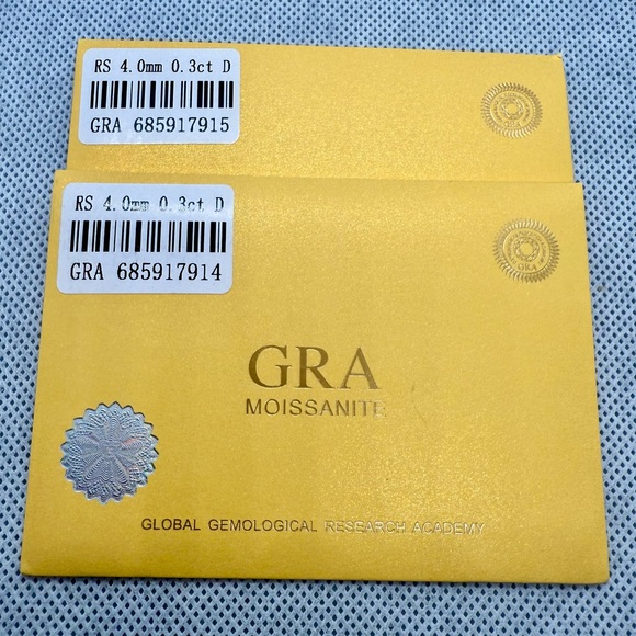 New 18k White Gold-Plated Sterling Silver 0.3ct Moissanite Hoop Earrings - Picture 7 of 7